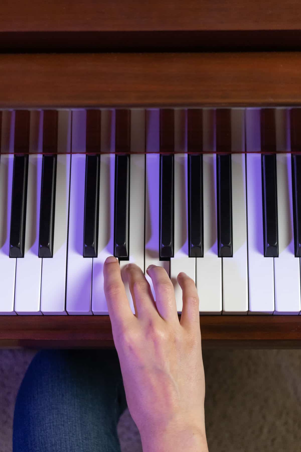 tucking thumb under on piano keyboard